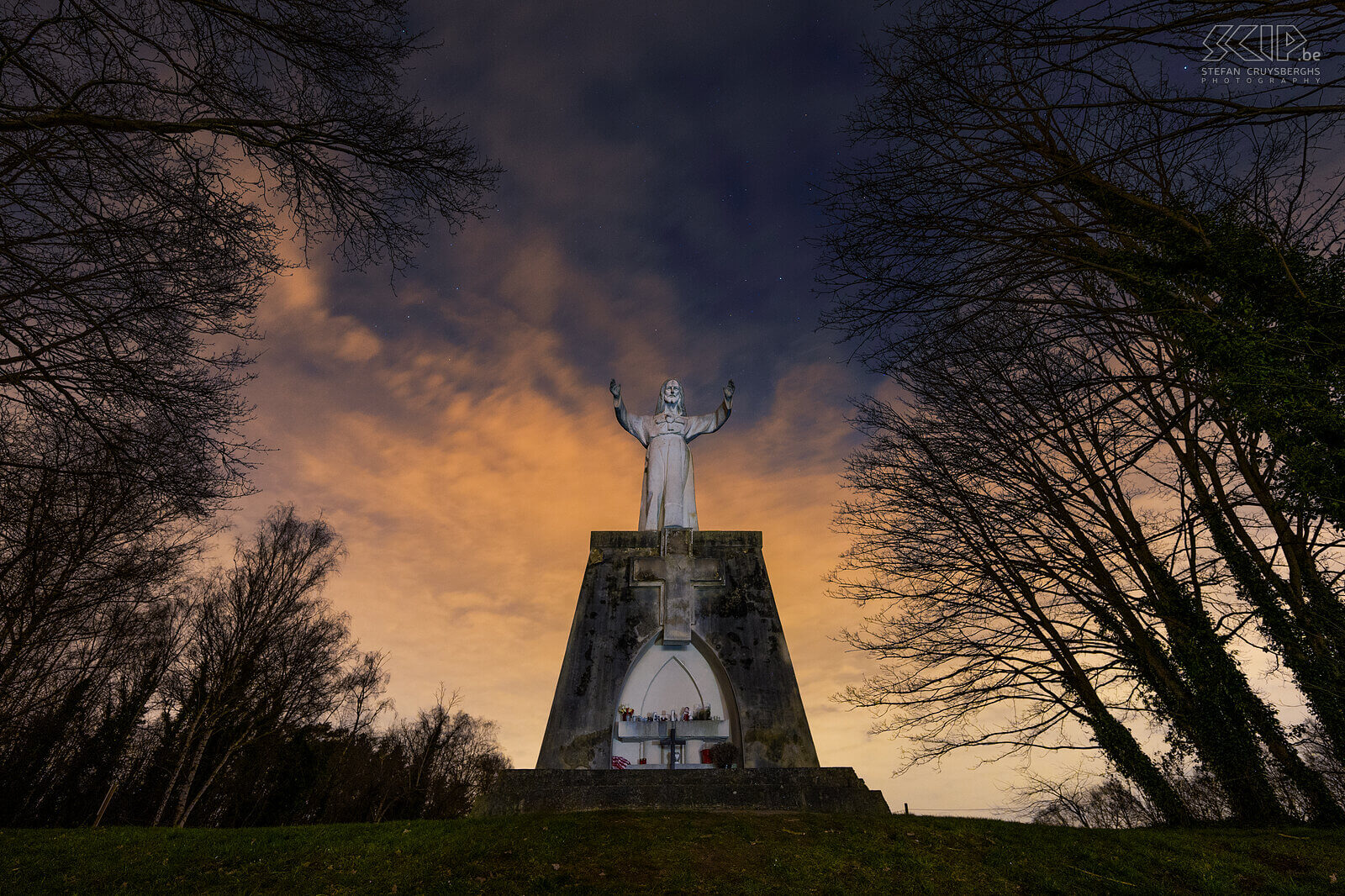 Hageland by night - Sacred Heart statue in Assent The Sacred Heart statue is a picture of Jesus Christ overlooking Assent, a sub-municipality of Diest. The statue stands on the ridge of the Prinsenbos in Bekkevoort. Stefan Cruysberghs